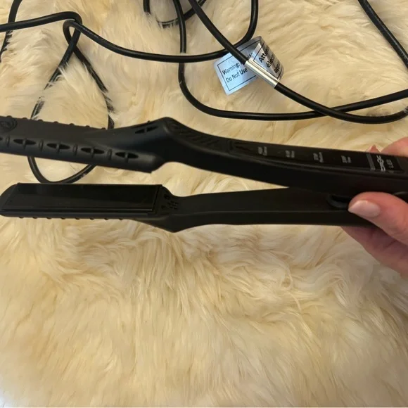 Croc LED  Black Titanium Flat Iron 1 Inch - Picture 2 of 3